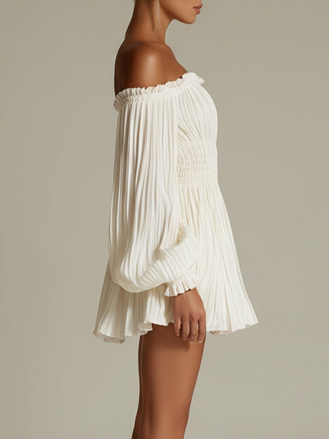 Vestido corto blanco con hombros al aire y cintura fruncida