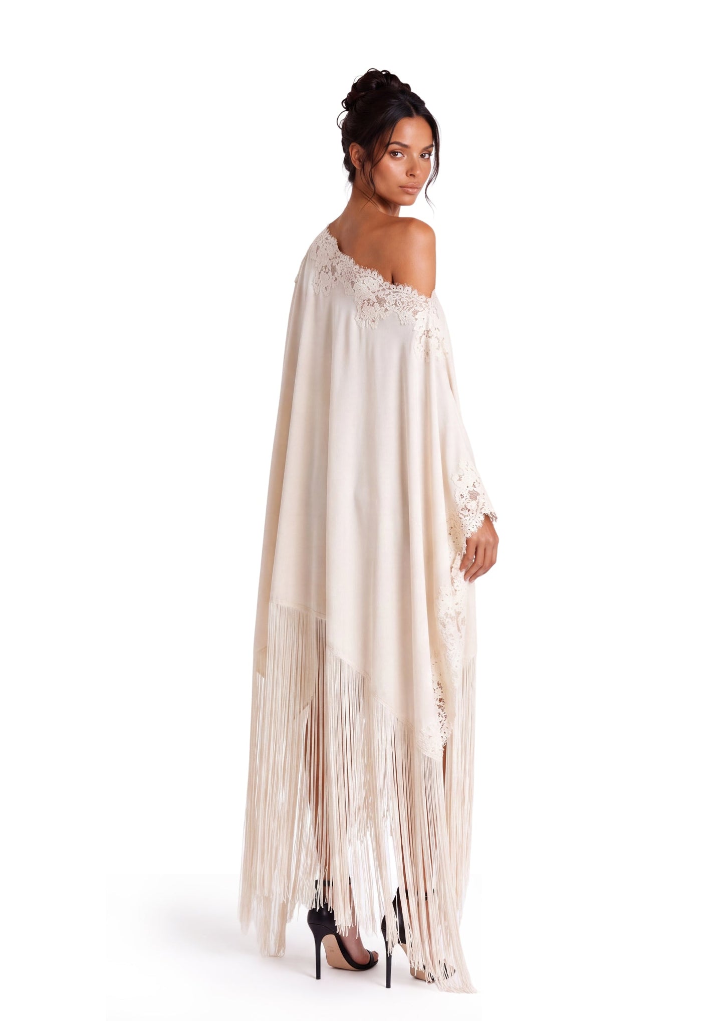 Maxi Vestido de Encaje Satinado con Flecos en Color Blanco