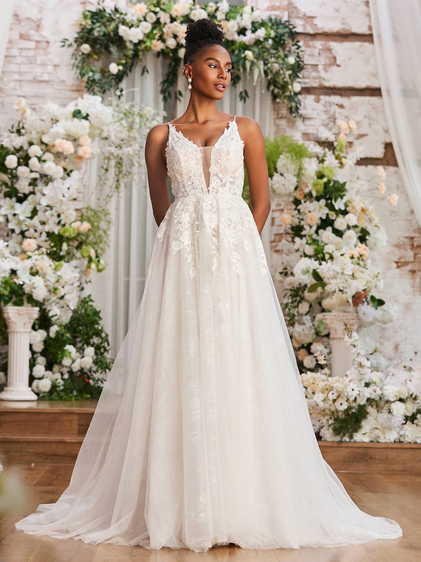 Vestido de Novia con Tirantes Espagueti y Escote en V Profundo en Color Marfil