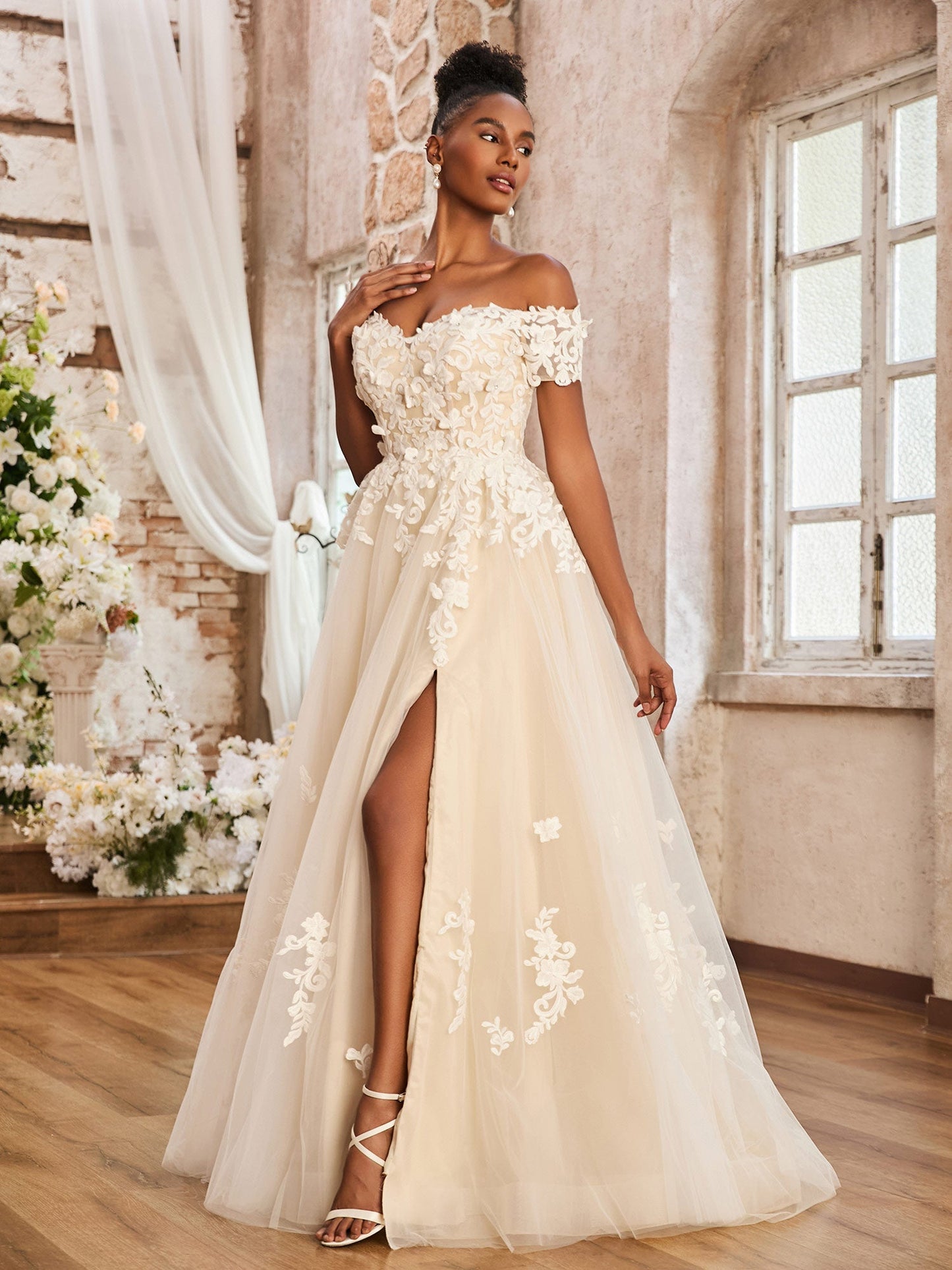 Vestido de Novia Corte A Fuera de los Hombros con Abertura en Color Marfil