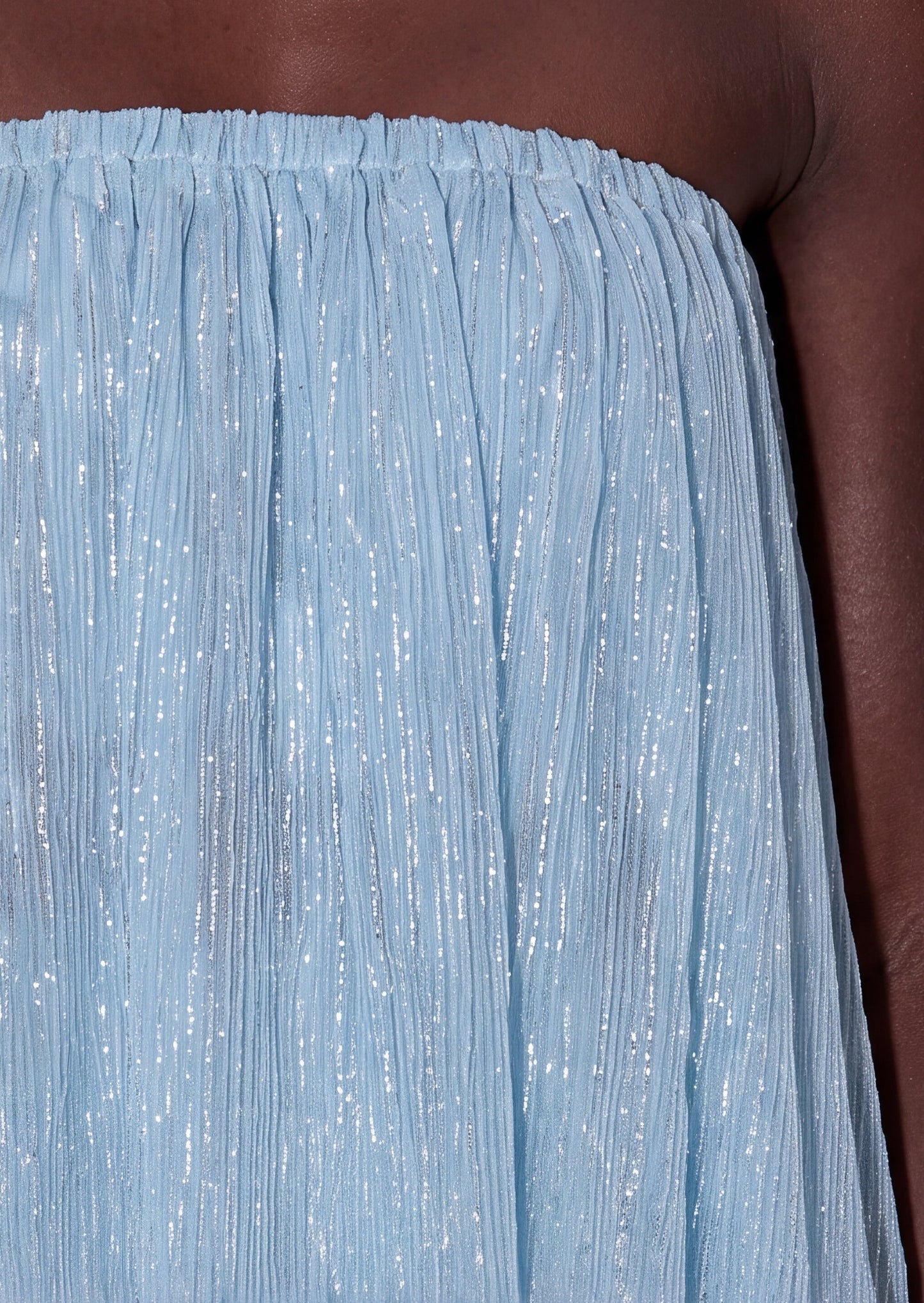 Conjunto Chasya Sin Tirantes: Top y Falda con Elegante Brillo