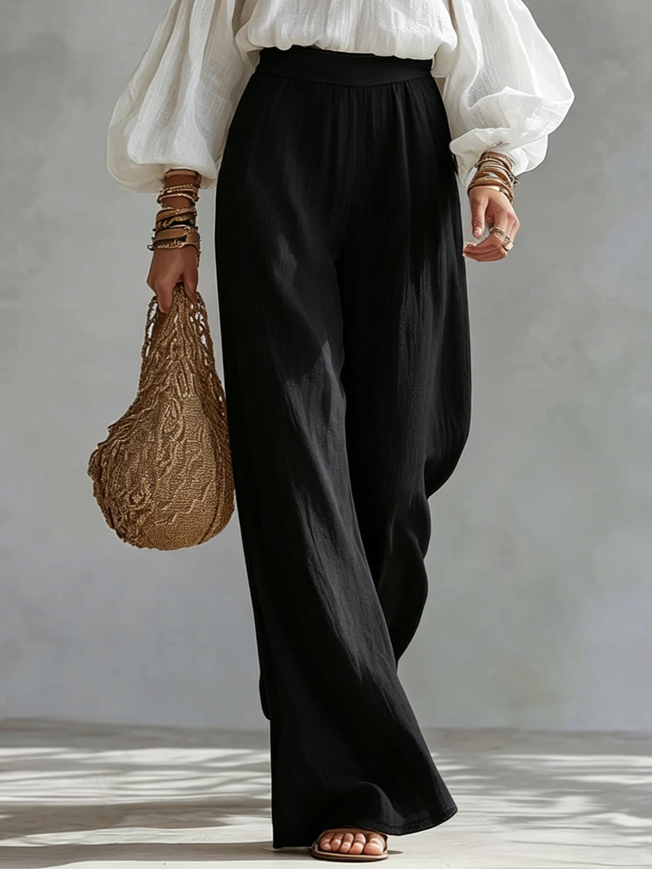 Conjunto de blusa blanca sin mangas y pantalones negros de pierna ancha