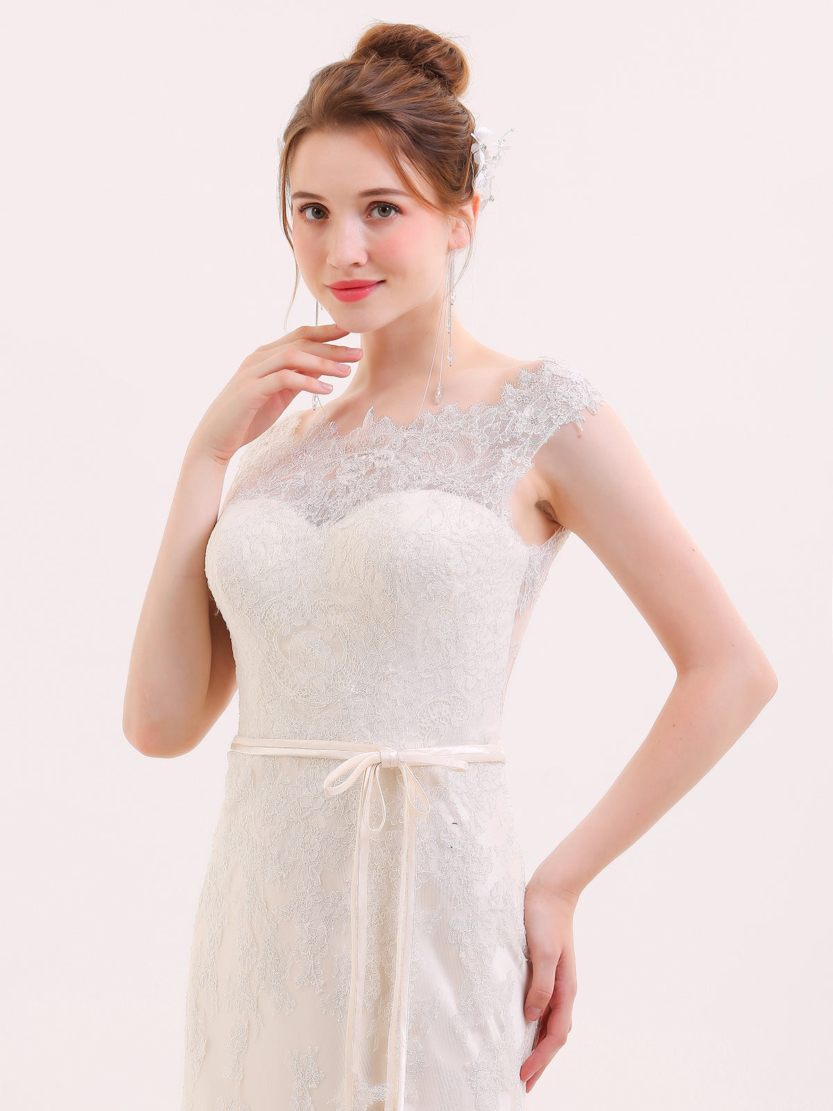 Vestido de Novia Sirena de Encaje con Cuello Ilusionado en Color Champagne