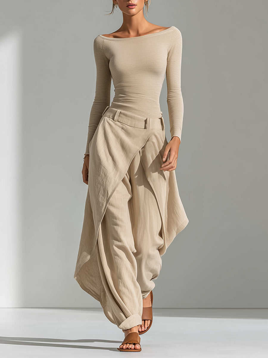 Conjunto beige con cuello barco y pantalón de pierna ancha superpuesto.