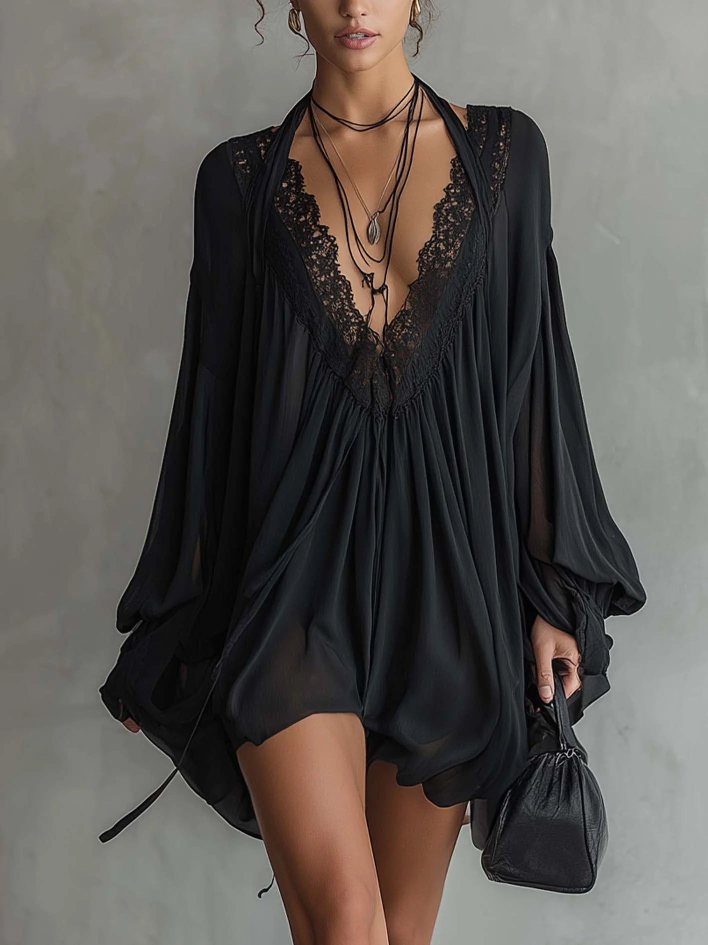 Vestido Corto de Chifón Negro con Cuello de Encaje