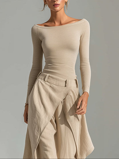 Conjunto beige con cuello barco y pantalón de pierna ancha superpuesto.