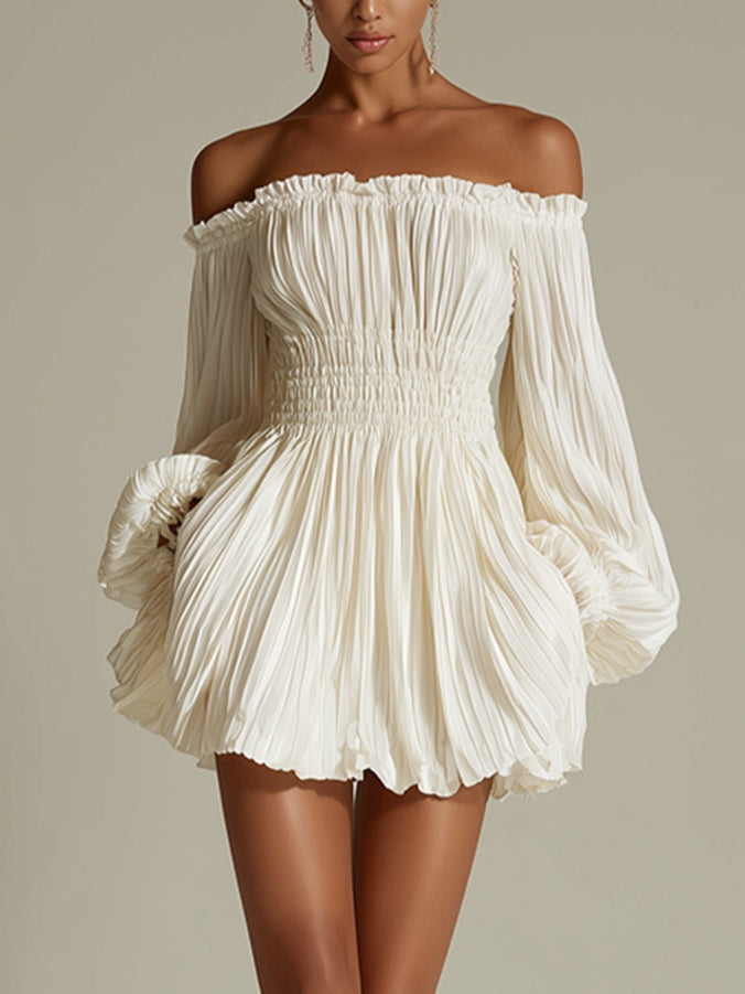 Vestido corto blanco con hombros al aire y cintura fruncida
