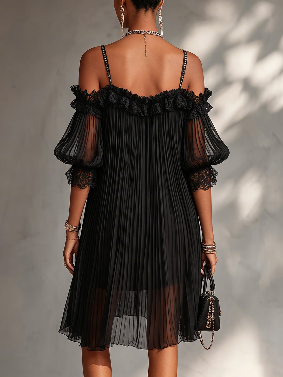 Camille | Vestido Mini de Muselina Negra con Hombros al Descubierto y Detalles de Encaje