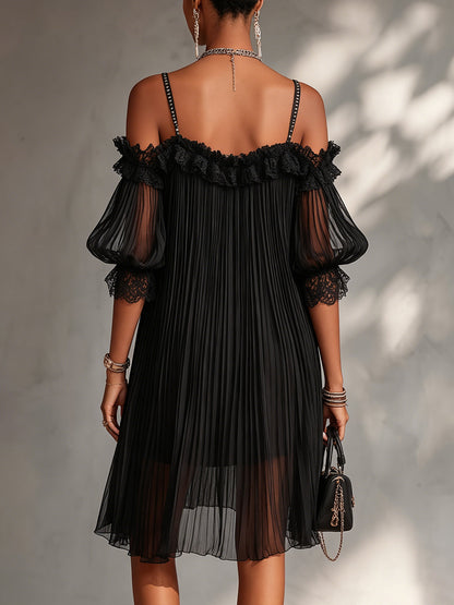 Camille | Vestido Mini de Muselina Negra con Hombros al Descubierto y Detalles de Encaje