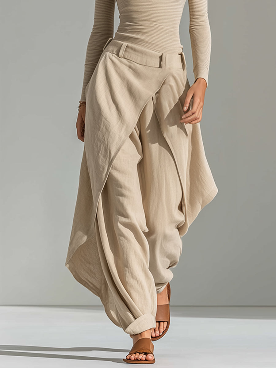Conjunto beige con cuello barco y pantalón de pierna ancha superpuesto.