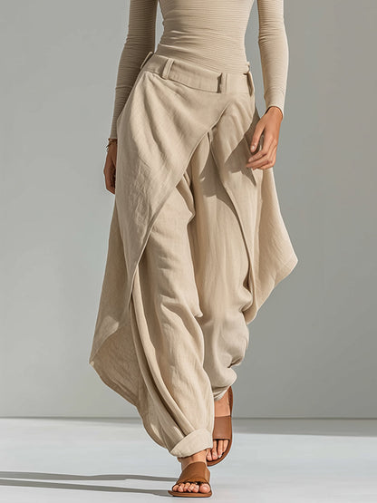 Conjunto beige con cuello barco y pantalón de pierna ancha superpuesto.