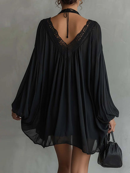 Vestido Corto de Chifón Negro con Cuello de Encaje