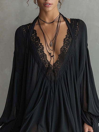 Vestido Corto de Chifón Negro con Cuello de Encaje