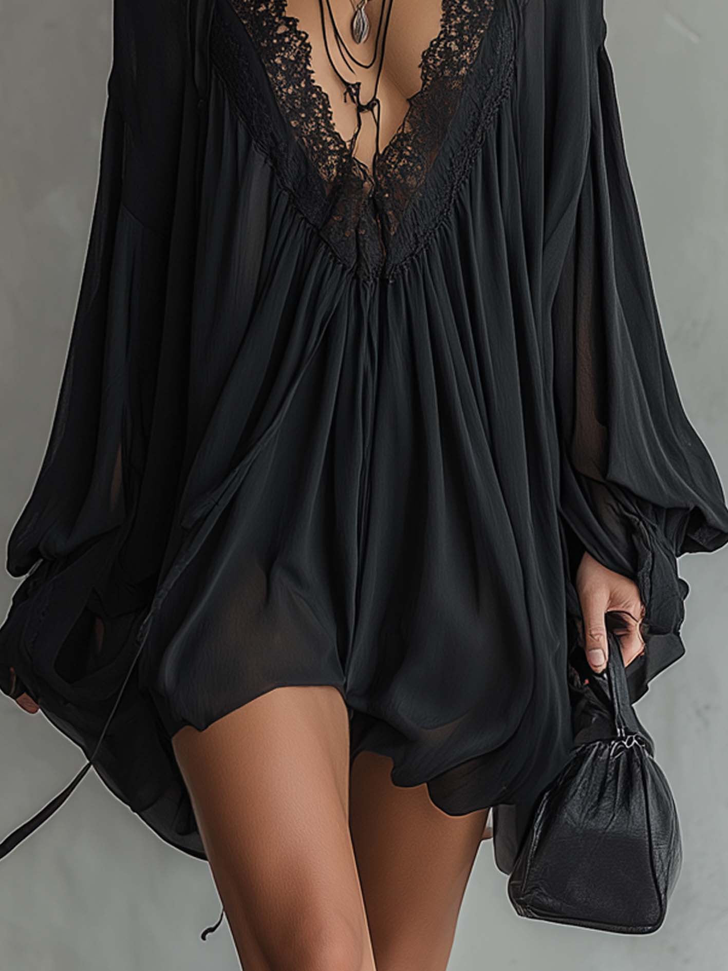 Vestido Corto de Chifón Negro con Cuello de Encaje
