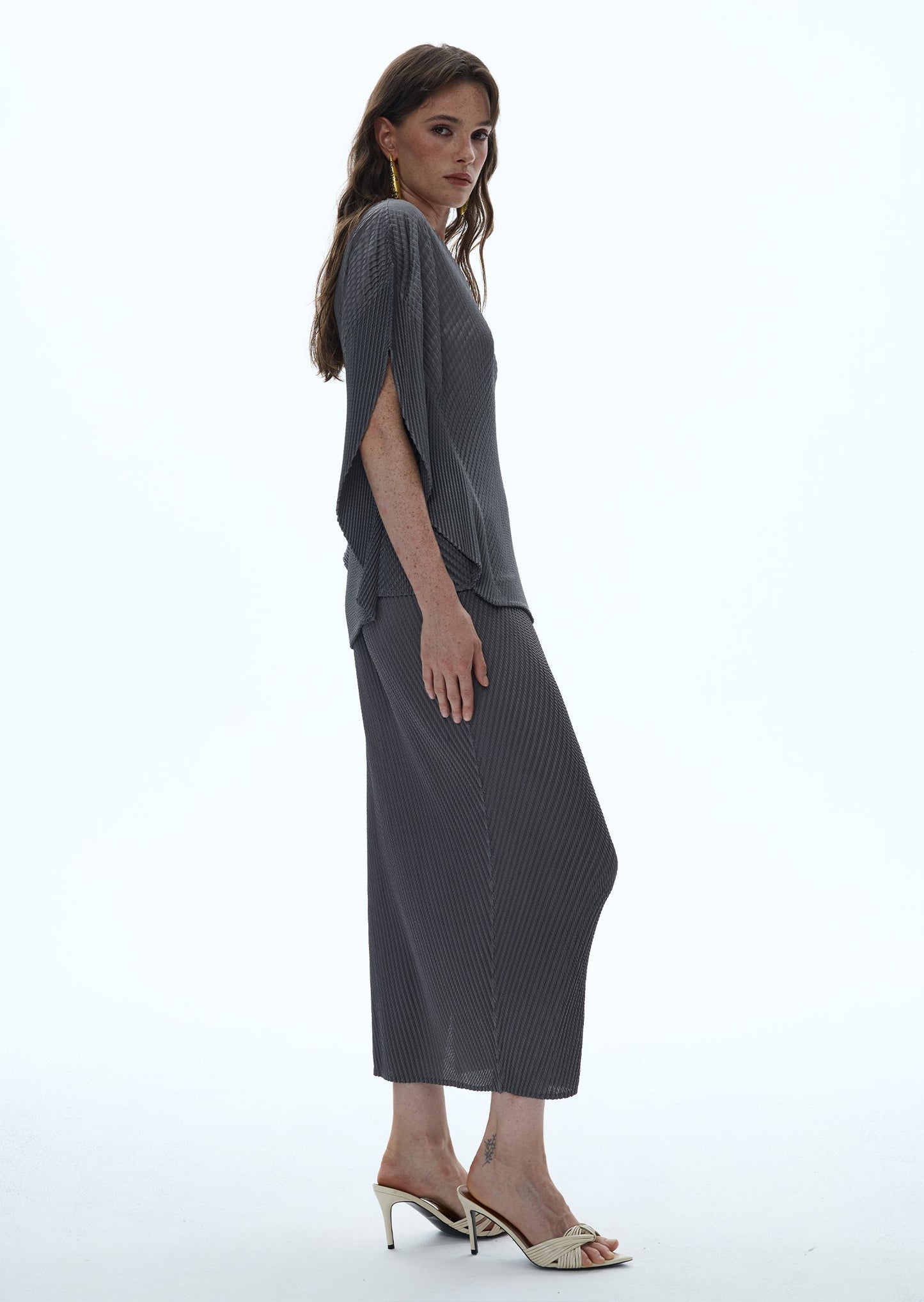 Conjunto de Top de Punto Macaria y Falda Midi en Color Gris