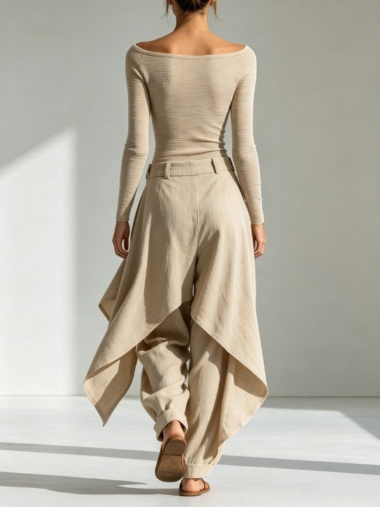 Conjunto beige con cuello barco y pantalón de pierna ancha superpuesto.