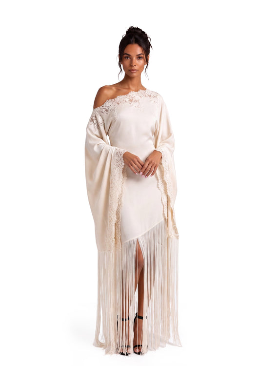 Maxi Vestido de Encaje Satinado con Flecos en Color Blanco