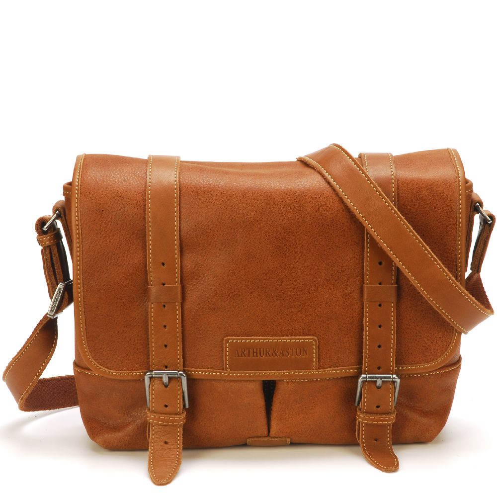 Gran Modelo de Bolso Bandolera de Cuero con Solapa