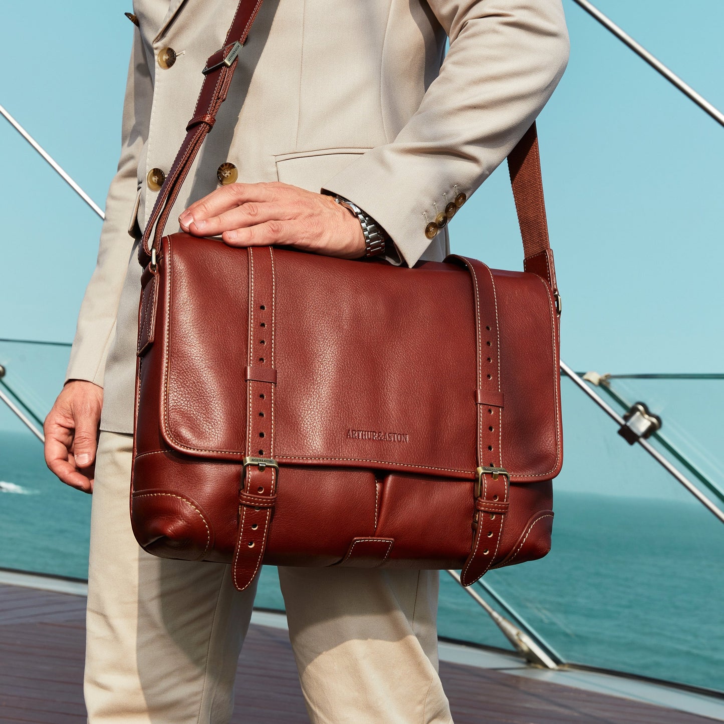 Gran Modelo de Bolso Bandolera de Cuero con Solapa
