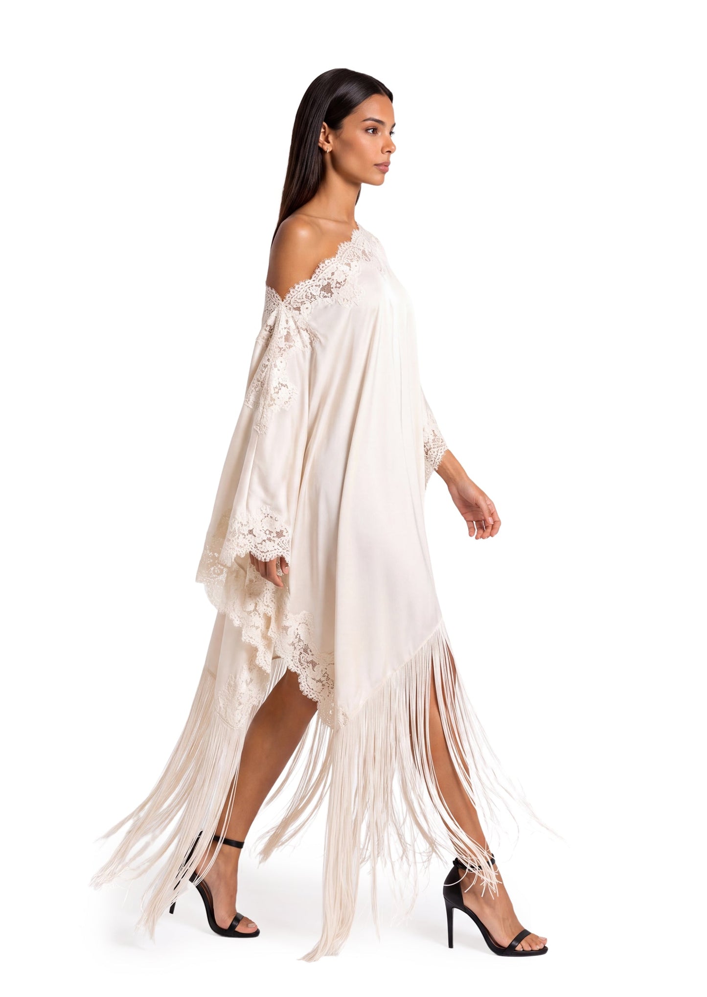 Maxi Vestido de Encaje Satinado con Flecos en Color Blanco
