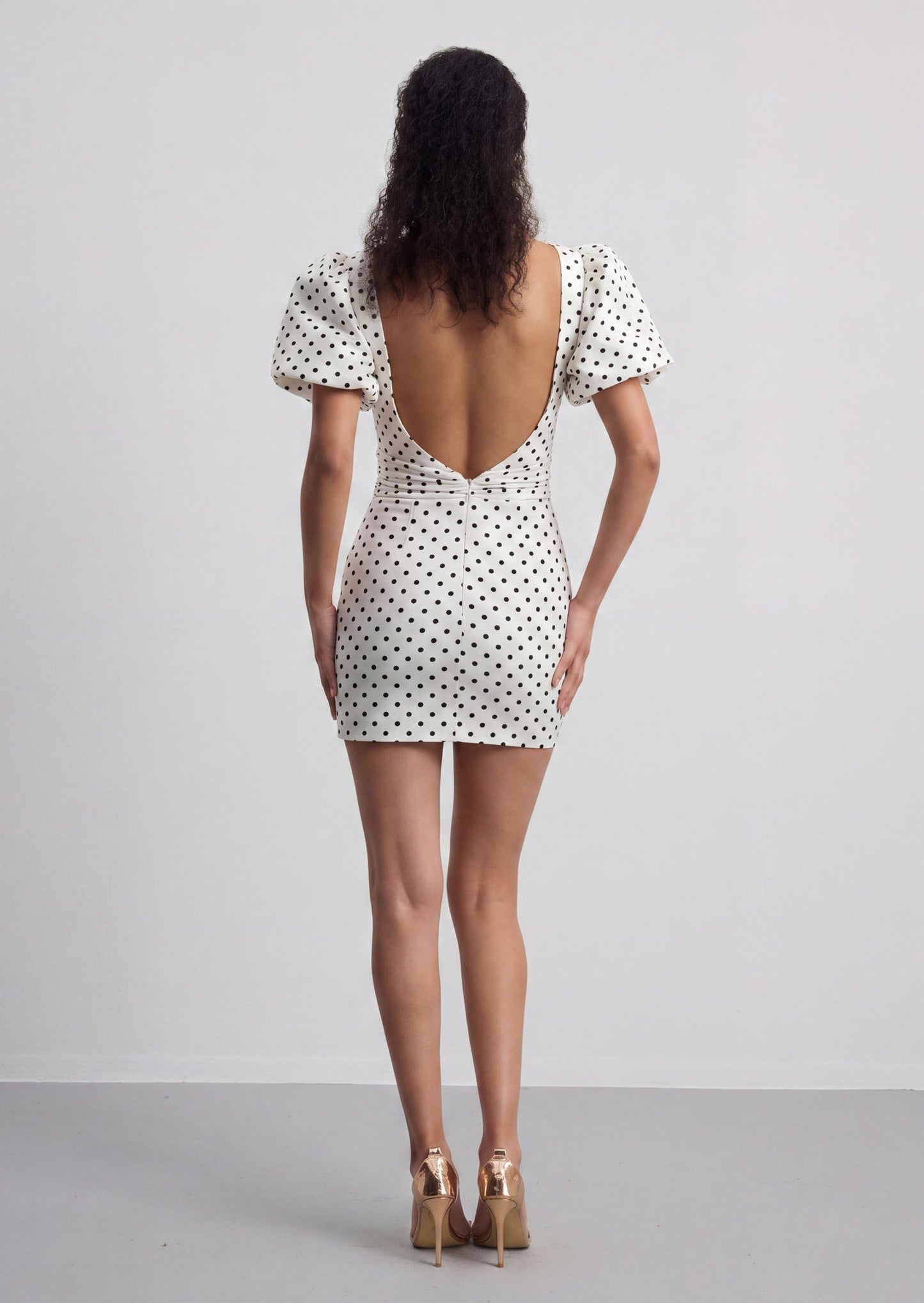 Vestido Corto con Mangas Abullonadas y Espalda Descubierta Odela