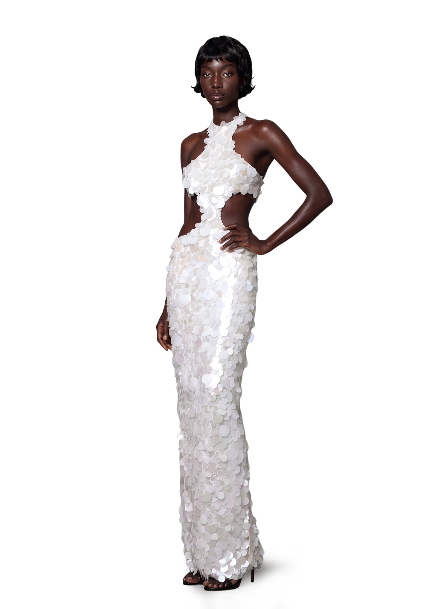 Vestido Maxi Blanco con Cuello Halter y Lentejuelas Kaatib