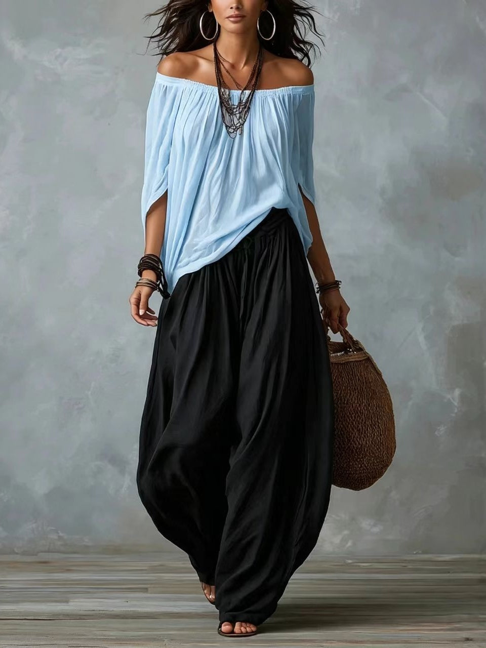 Blusa blanca con hombros descubiertos y pantalones de corte ancho estilo linterna