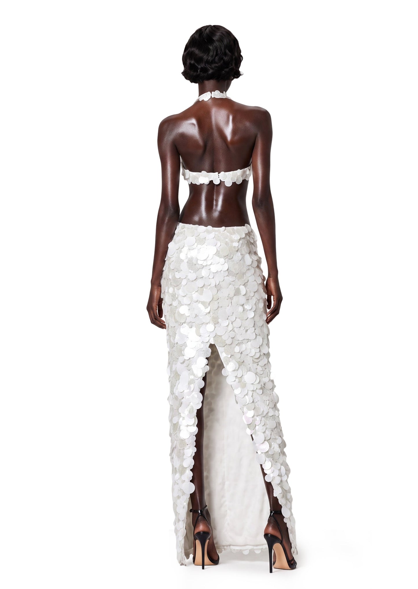 Vestido Maxi Blanco con Cuello Halter y Lentejuelas Kaatib