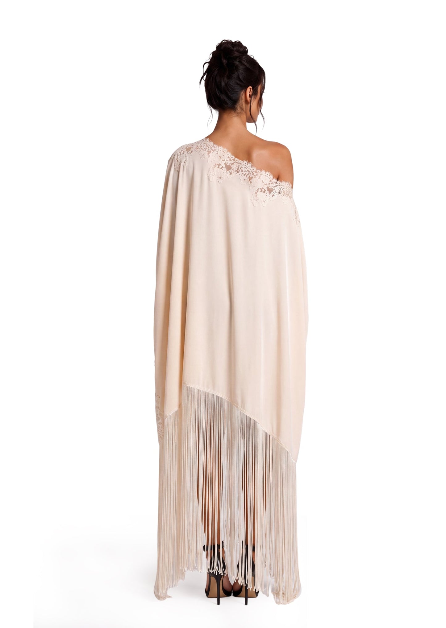 Maxi Vestido de Encaje Satinado con Flecos en Color Blanco