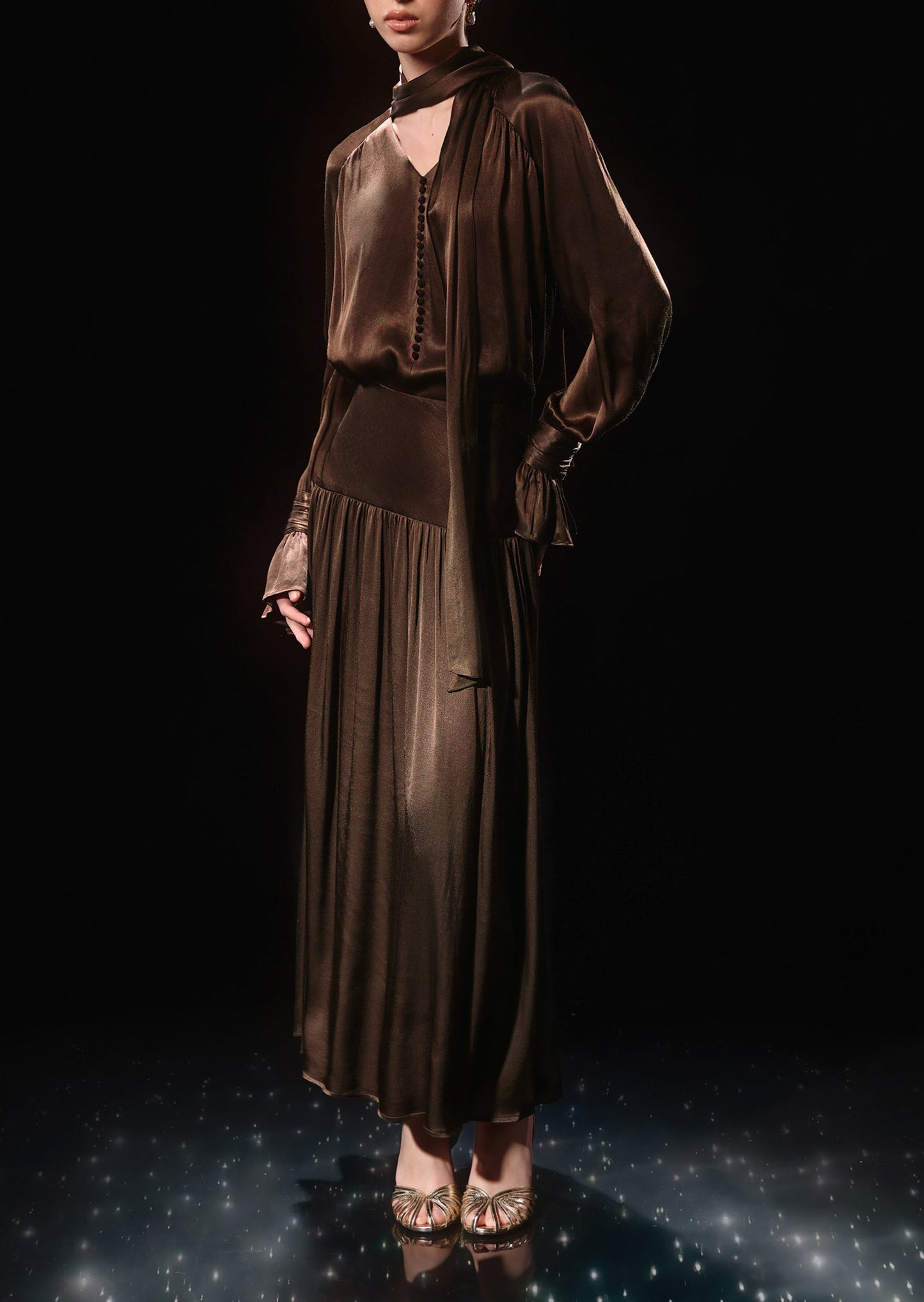 Vestido Midi de Viscosa con Bufanda a Juego en Color Marrón