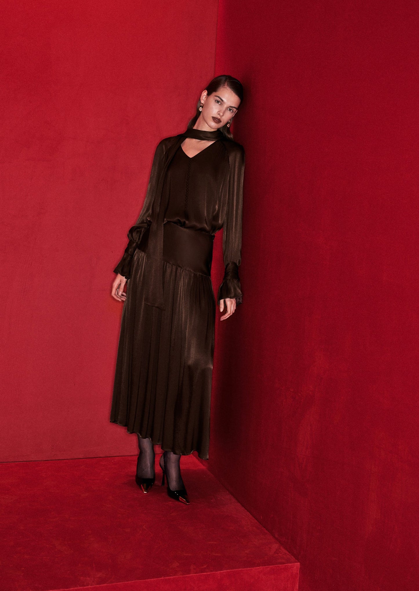 Vestido Midi de Viscosa con Bufanda a Juego en Color Marrón