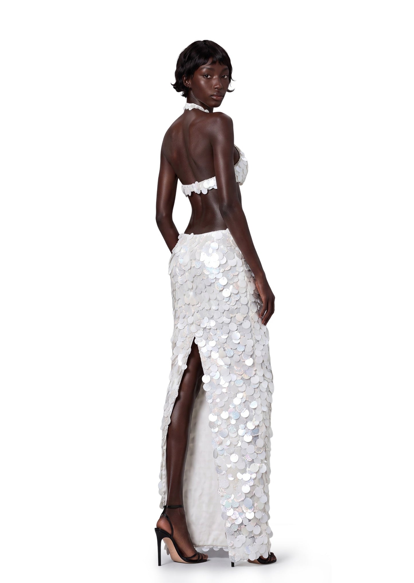 Vestido Maxi Blanco con Cuello Halter y Lentejuelas Kaatib