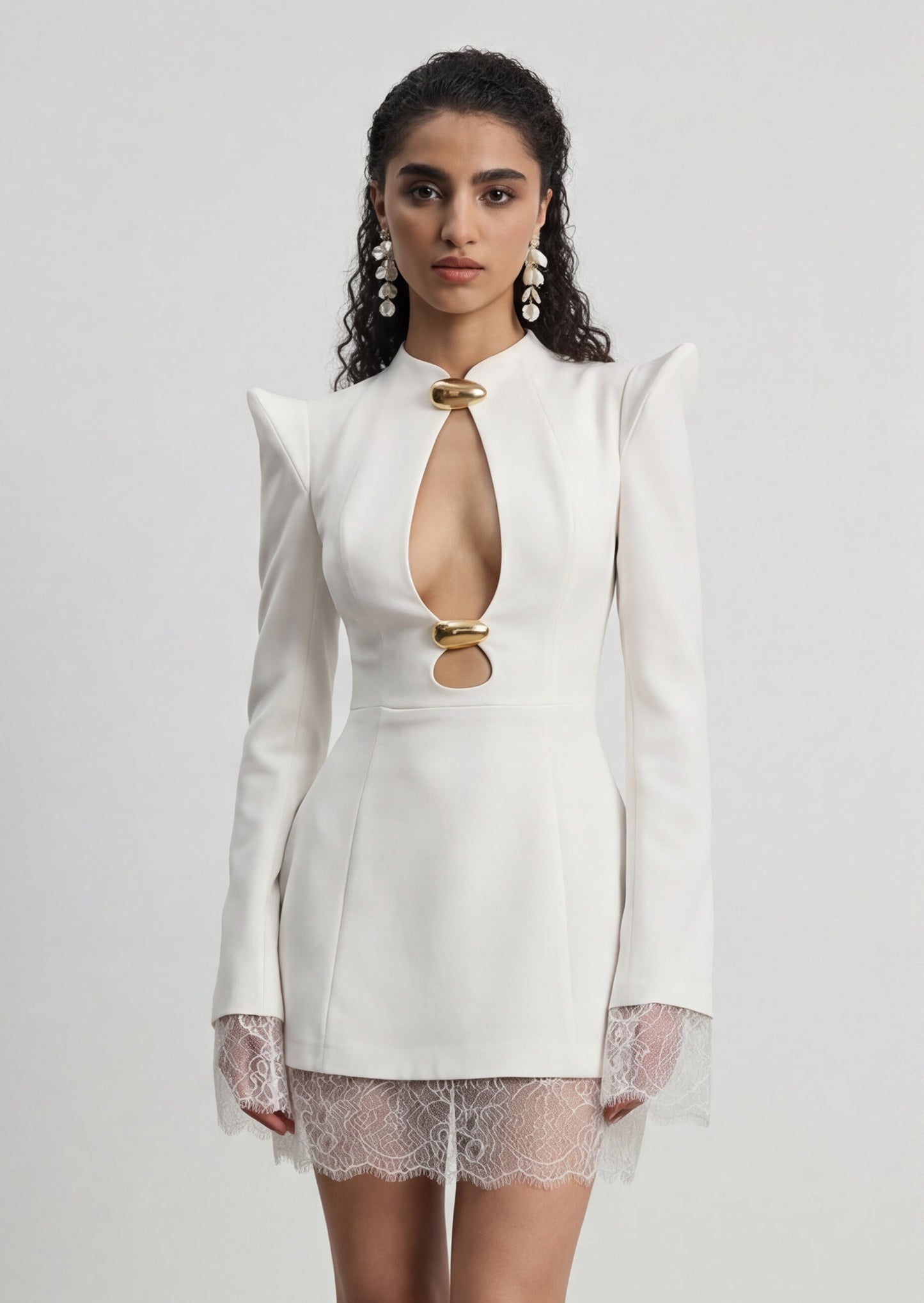 Mini Vestido con Encaje y Detalle de Corte
