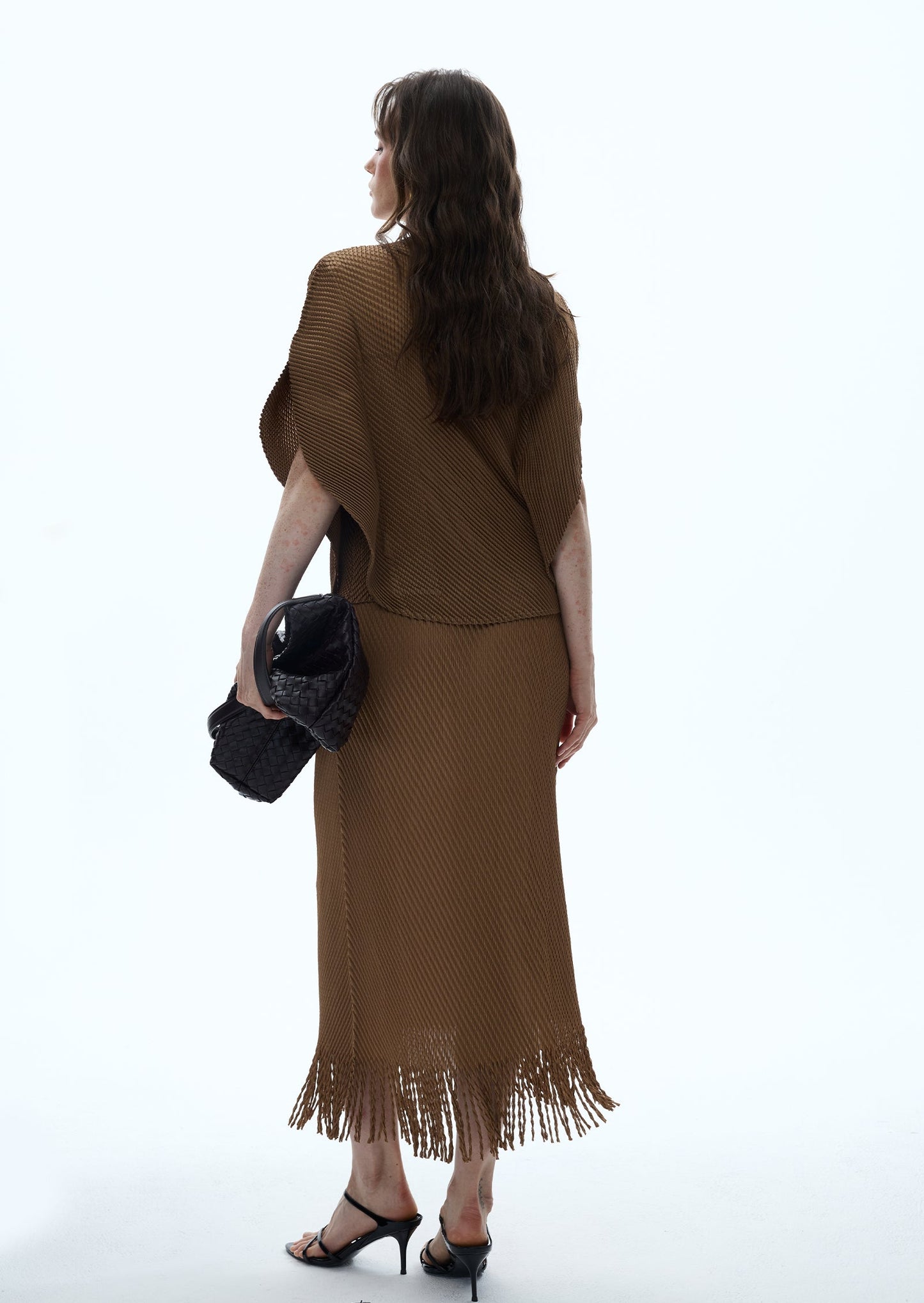 Conjunto de Top de Punto Macaria con Capa y Falda con Flecos