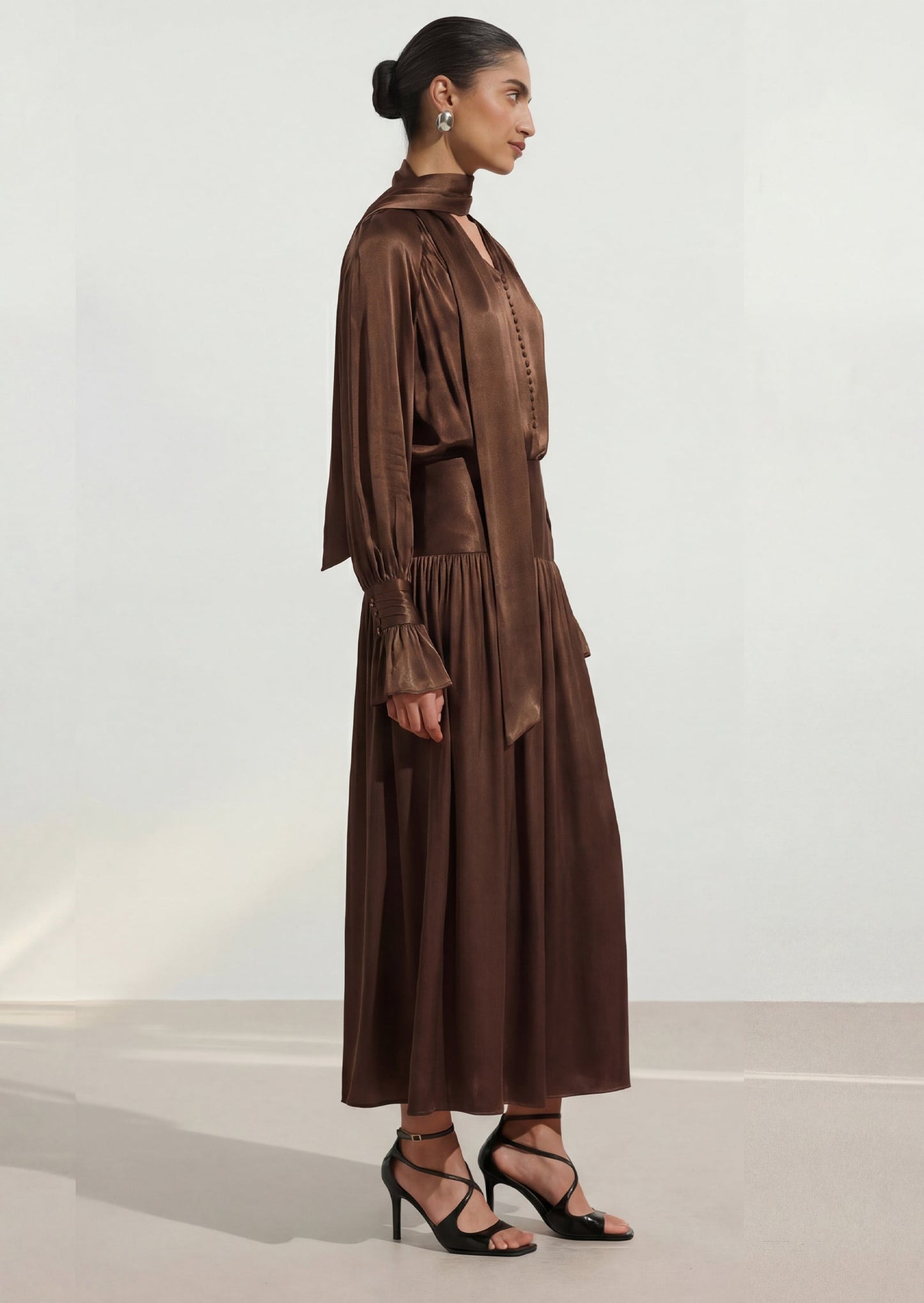 Vestido Midi de Viscosa con Bufanda a Juego en Color Marrón