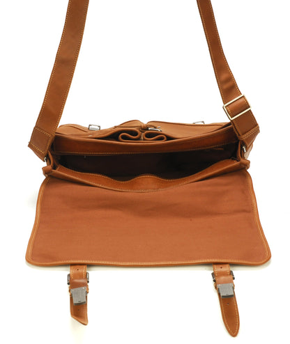 Gran Modelo de Bolso Bandolera de Cuero con Solapa