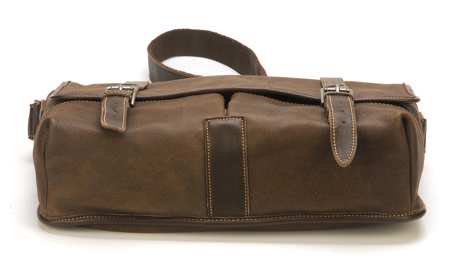 Gran Modelo de Bolso Bandolera de Cuero con Solapa