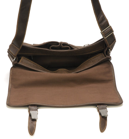 Gran Modelo de Bolso Bandolera de Cuero con Solapa