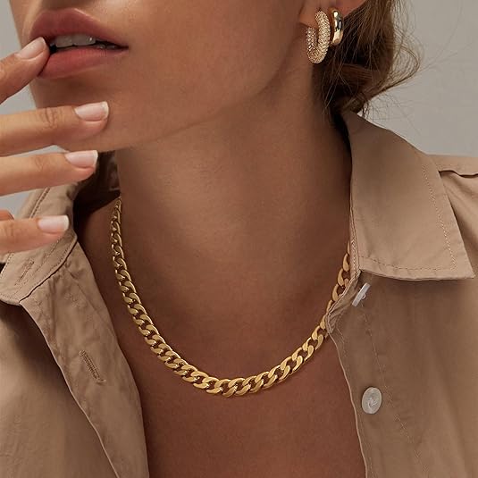 "Collar Chunky de Eslabones Cubanos" can be rewritten as "Collar de Eslabones Cubanos en Estilo Chunky".