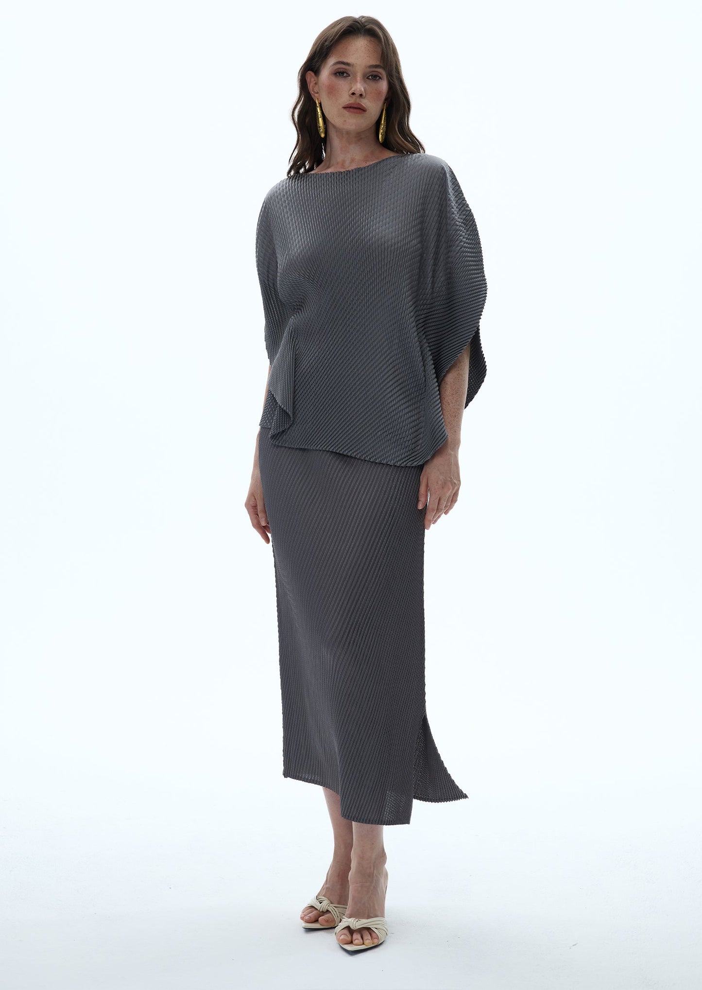 Conjunto de Top de Punto Macaria y Falda Midi en Color Gris