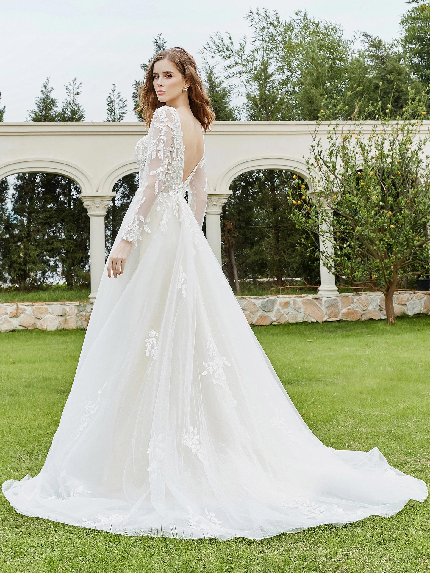 Vestido de Novia con Escote en V Profundo, Corsé de Encaje y Abertura en Color Marfil
