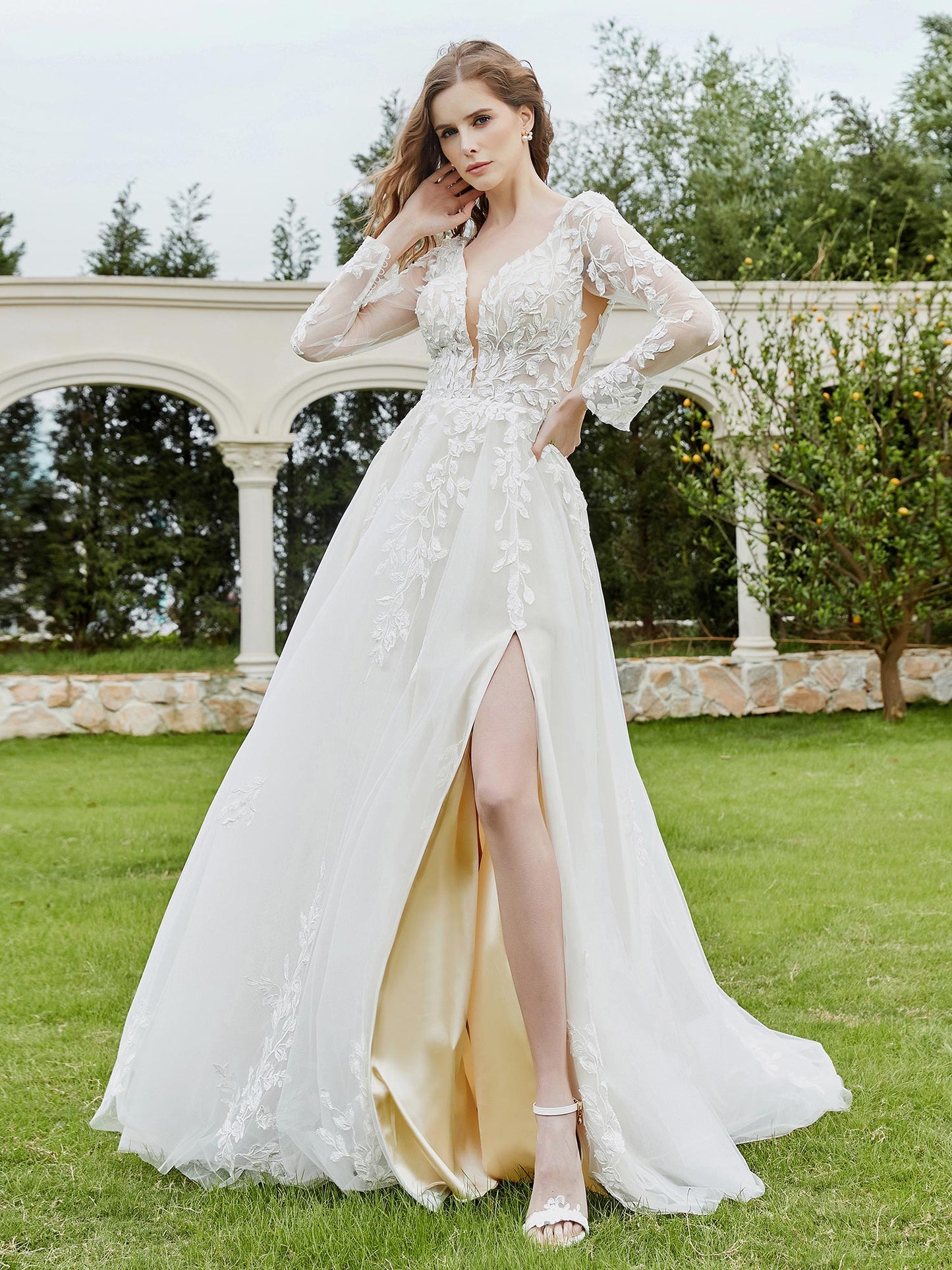 Vestido de Novia con Escote en V Profundo, Corsé de Encaje y Abertura en Color Marfil