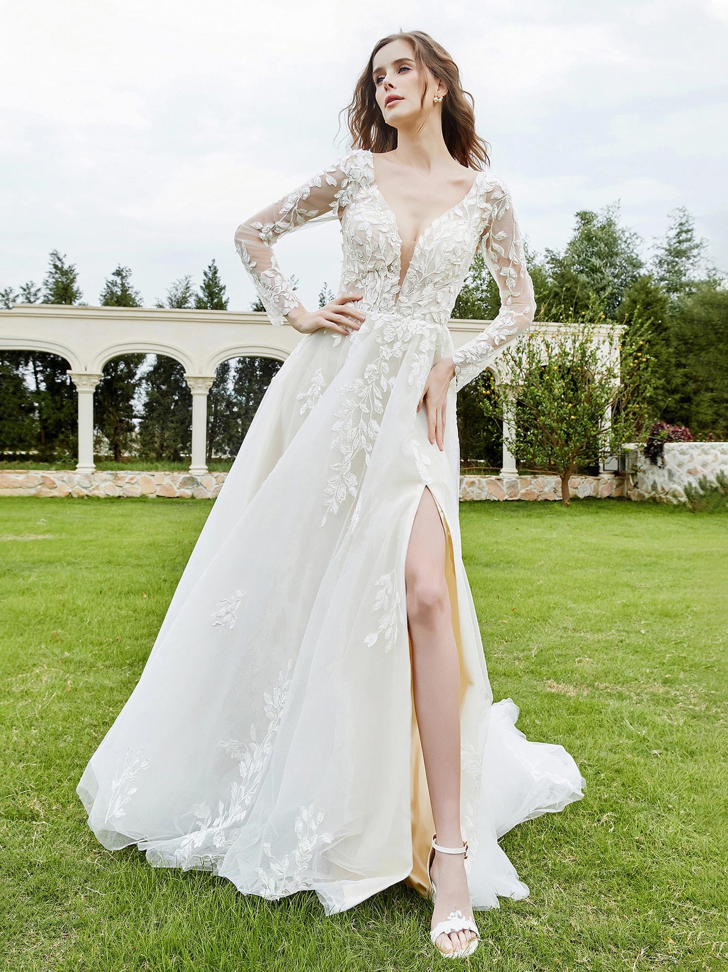 Vestido de Novia con Escote en V Profundo, Corsé de Encaje y Abertura en Color Marfil