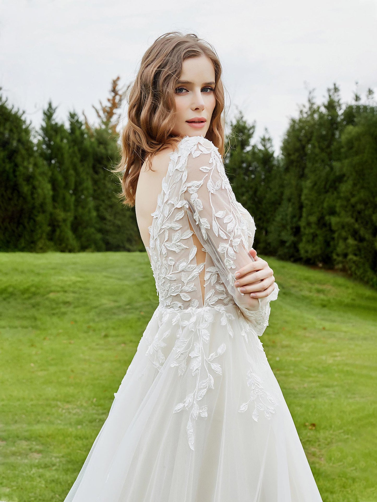 Vestido de Novia con Escote en V Profundo, Corsé de Encaje y Abertura en Color Marfil