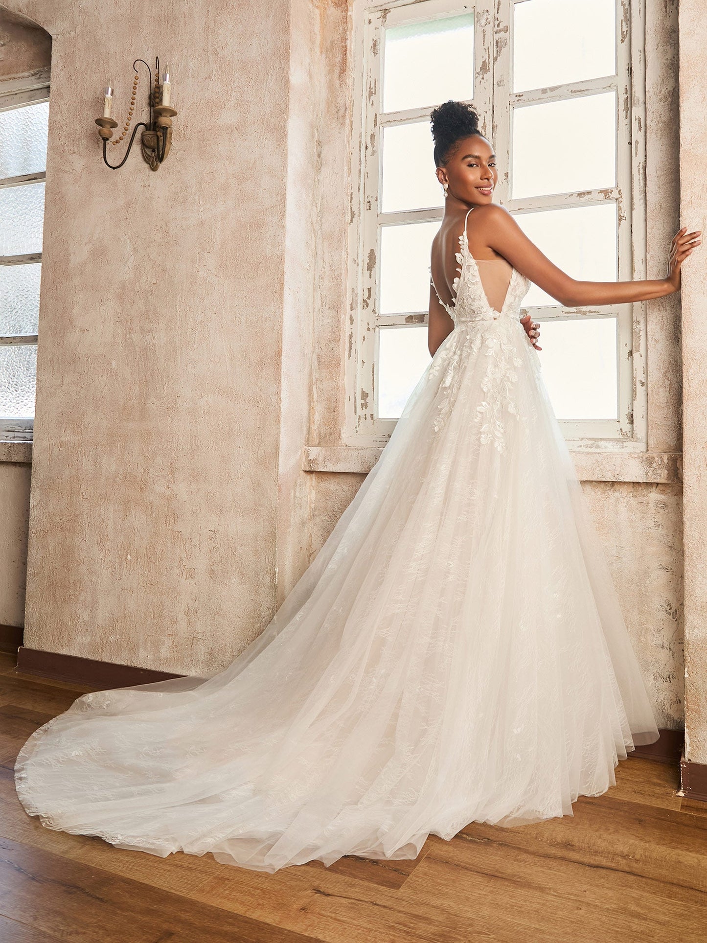 Vestido de Novia con Tirantes Espagueti y Escote en V Profundo en Color Marfil