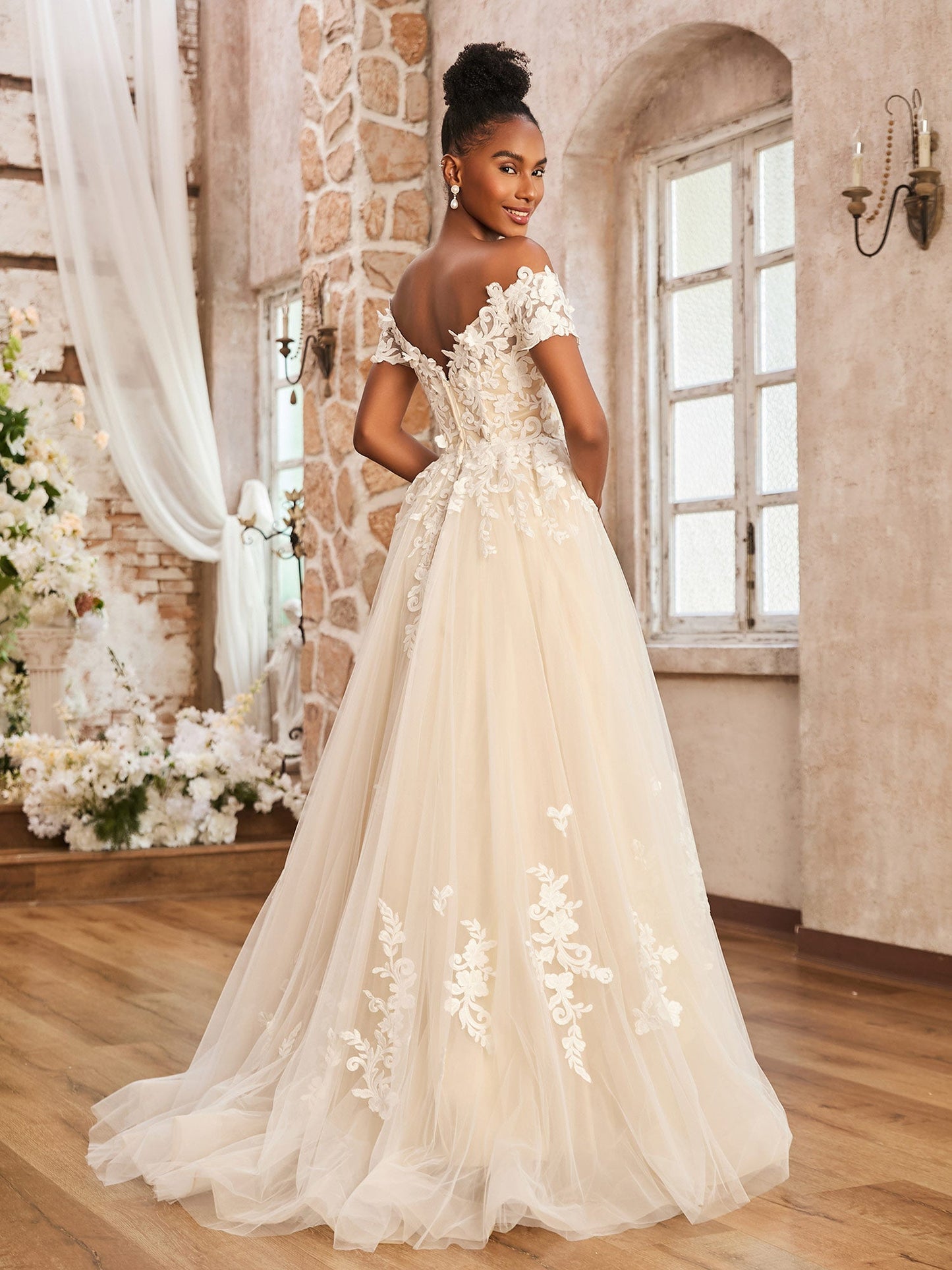 Vestido de Novia Corte A Fuera de los Hombros con Abertura en Color Marfil