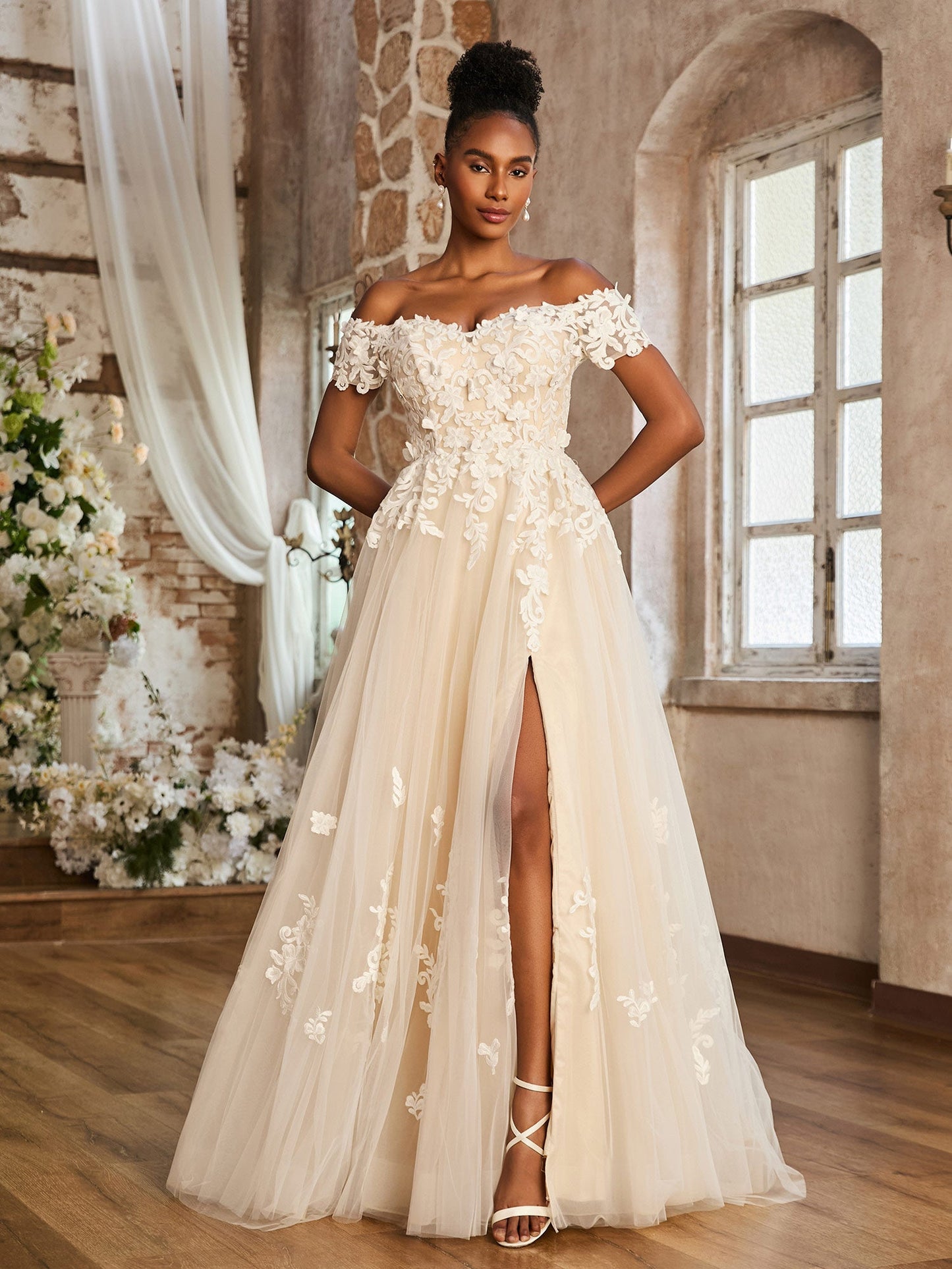 Vestido de Novia Corte A Fuera de los Hombros con Abertura en Color Marfil
