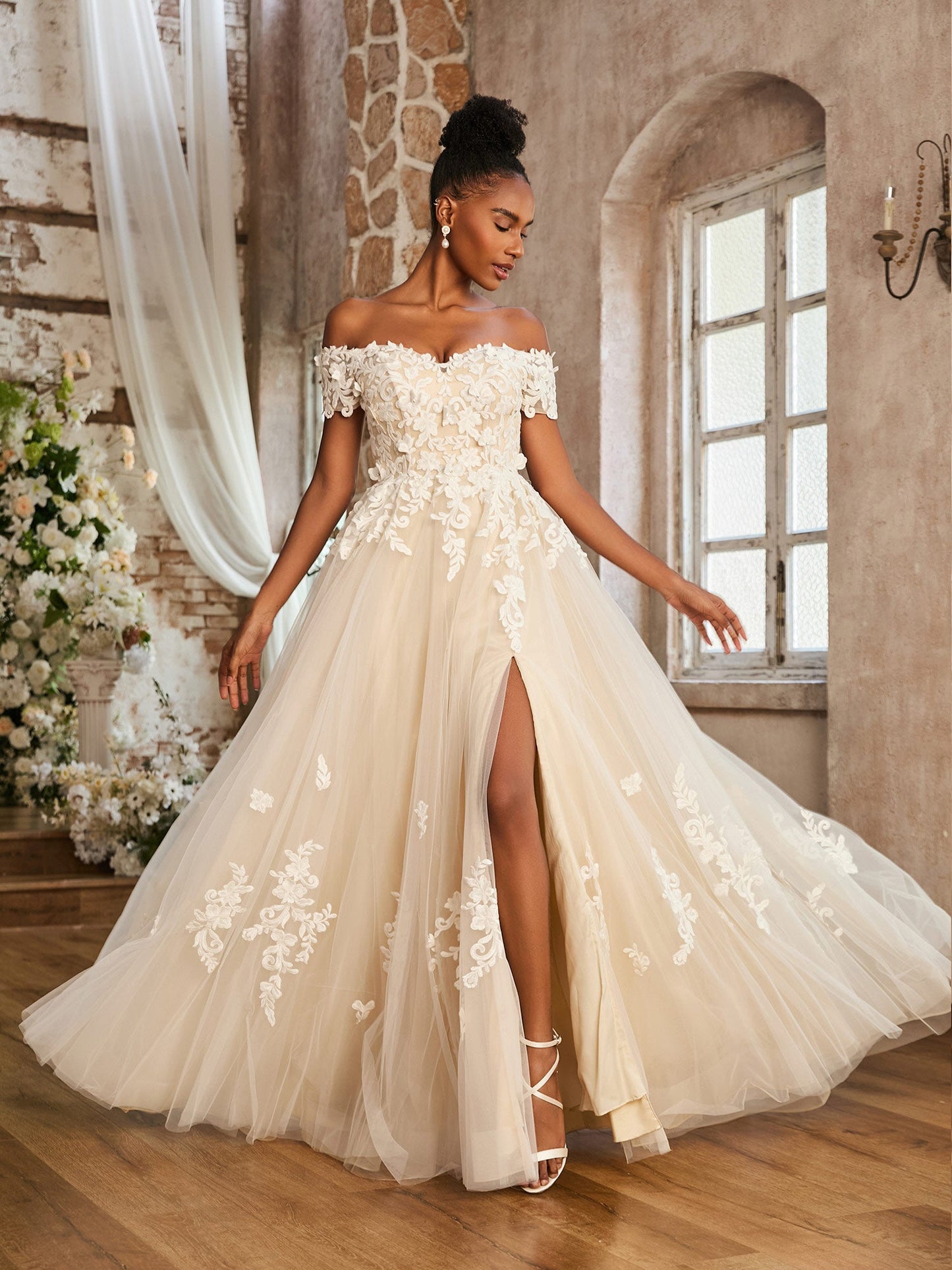 Vestido de Novia Corte A Fuera de los Hombros con Abertura en Color Marfil