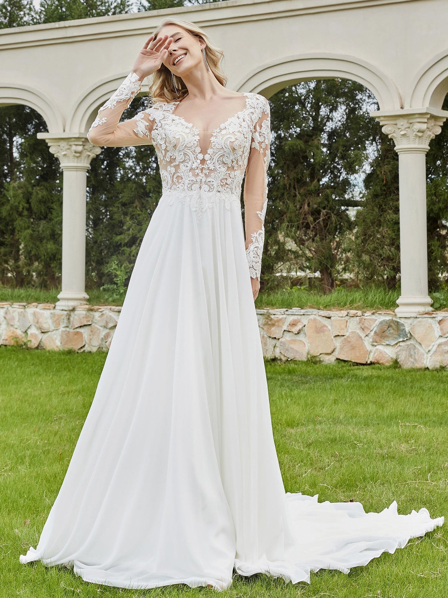 Vestido de Novia con Escote en V Profundo y Cola de Capilla con Botones Marfil