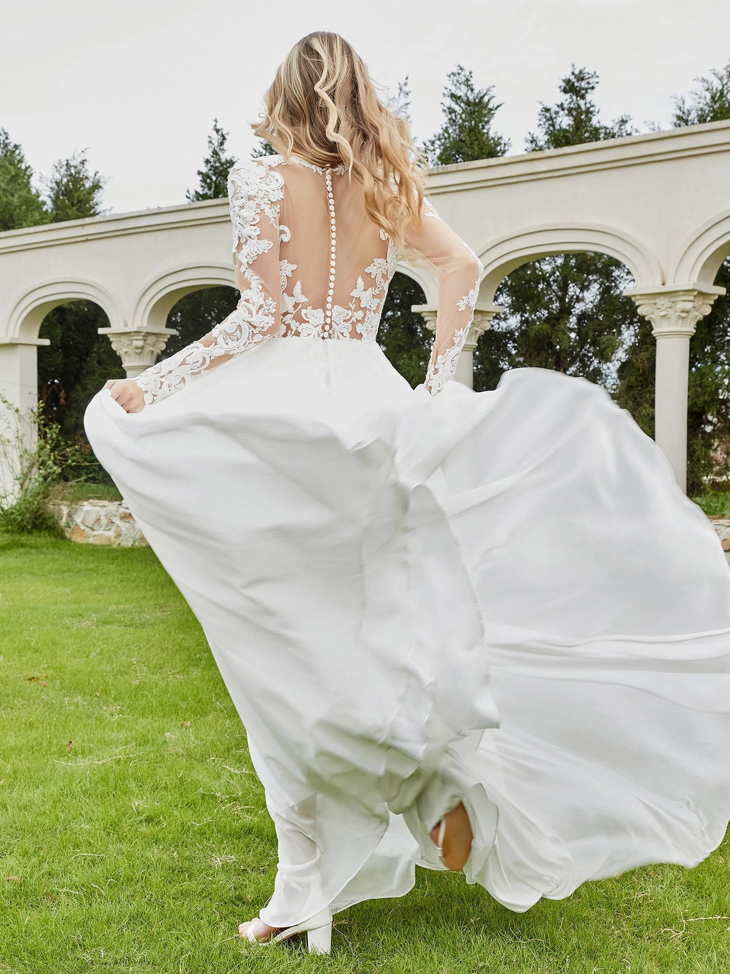 Vestido de Novia con Escote en V Profundo y Cola de Capilla con Botones Marfil